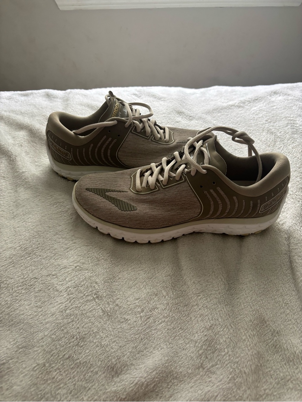 Brooks Women’s Pure Flow 6 Athletic Shoes in Olive/Tan Size 8.5
